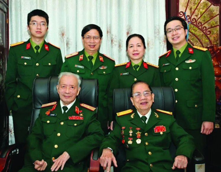 GS.TS Lê Trung Hải (hàng thứ 2, từ trái qua phải) chụp ảnh cùng gia đình.